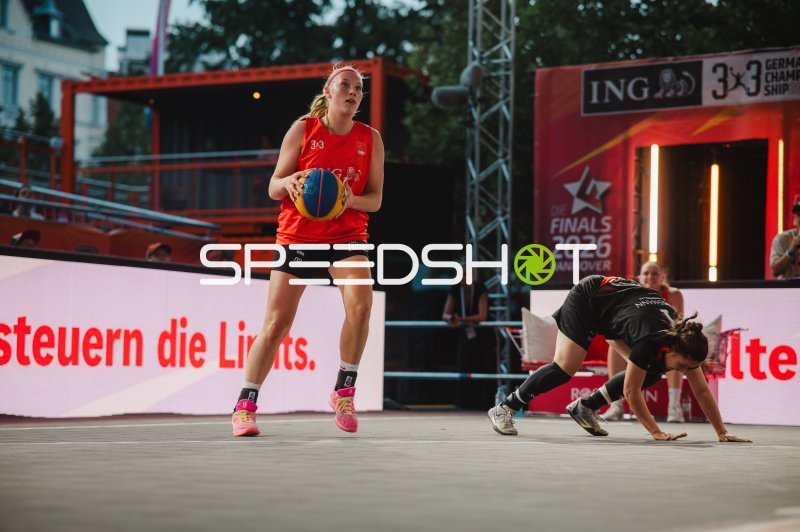 3x3-Basketball: Deutsche Spielerin mit Ball im Angriff