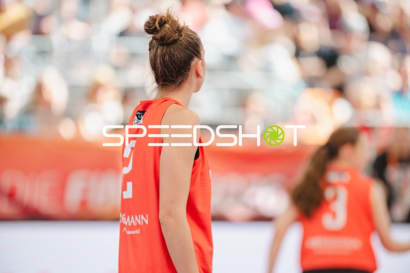 Leonie Pfanzelt (#3; Deutschland) und Teamkollegin im Spielfokus
