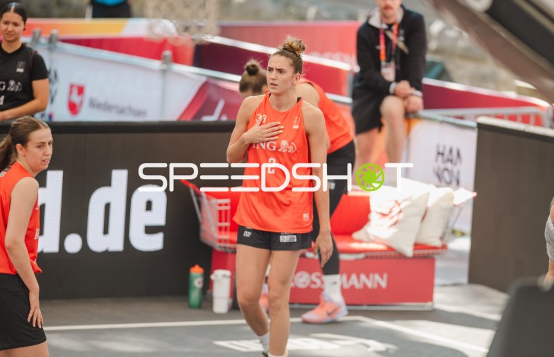 Spielerin (#2) im Fokus beim 3x3-Basketball-Match in Brno