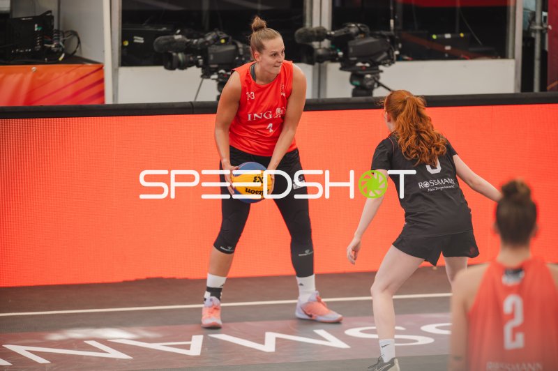 3x3-Basketball: Spielerin mit Ball im Duell gegen Australia