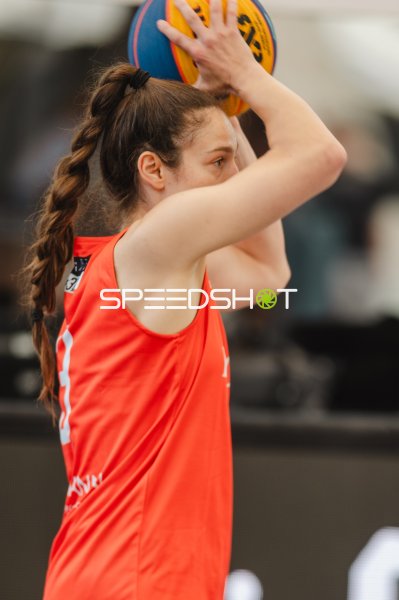 Deutschland-Spielerin beim Wurfansatz im 3x3-Basketball