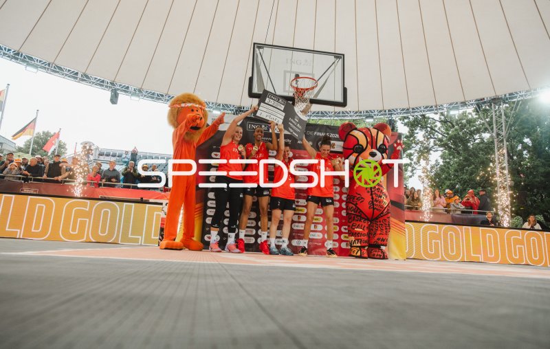 Deutschland feiert 1. Platz bei ING 3x3 Basketball Finals mit Siegercheck