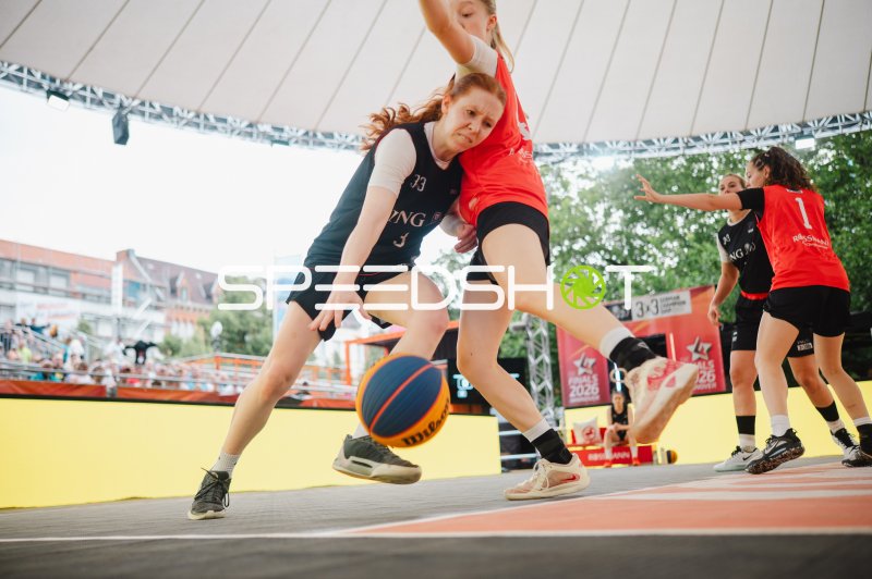 Zweikampf um den Ball beim 3x3-Basketball-Turnier in Brno