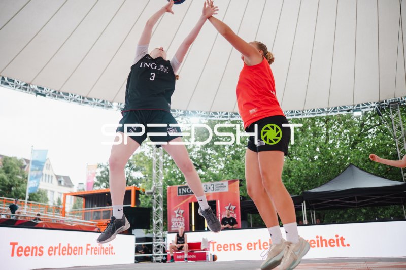 Daisy Hocking (#3; Australia) im Zweikampf gegen Deutschland beim 3x3-Basketball