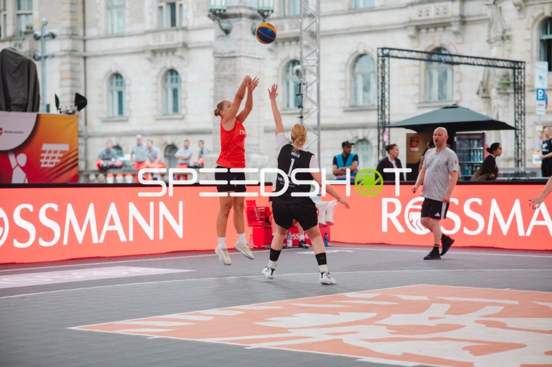Amelie Mbah (#1; Deutschland) blockt Wurfversuch im 3x3-Basketball