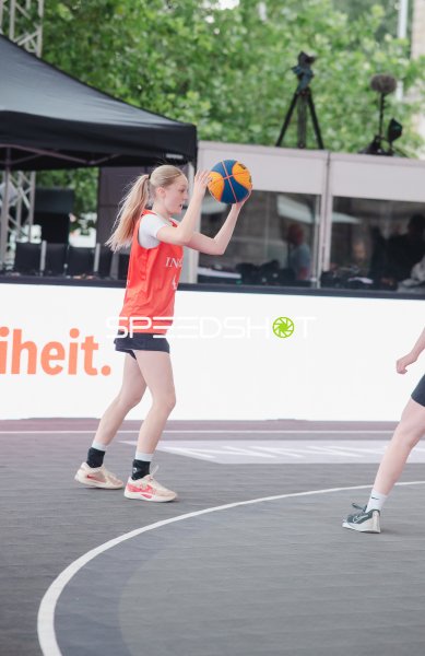 Deutschland-Spielerin (#4) beim Wurfansatz im 3x3-Basketball