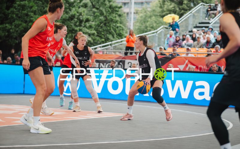 3x3-Basketball: Spielerin (#1) im Dribbling gegen orangefarbene Gegnerinnen