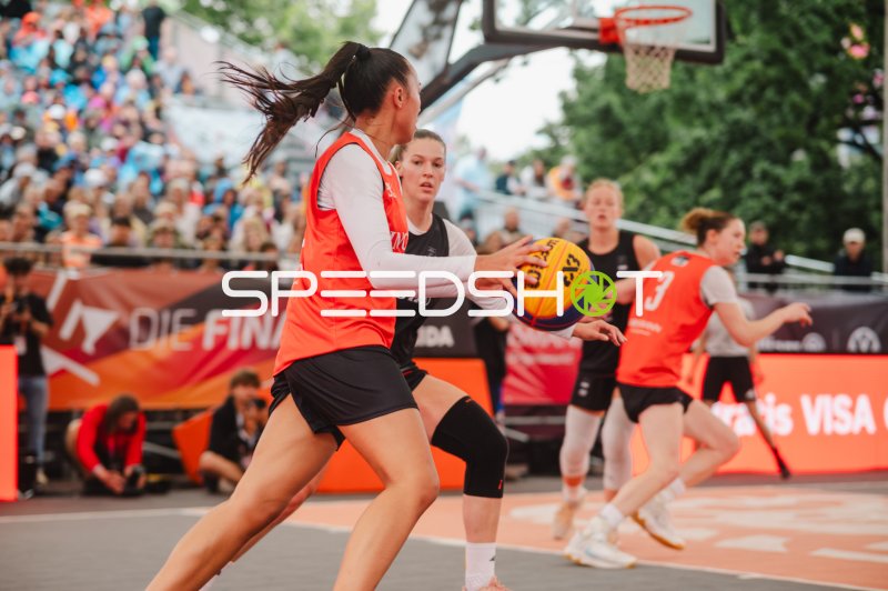 3x3-Basketball: Australien im Ballbesitz gegen Deutschland in Brno