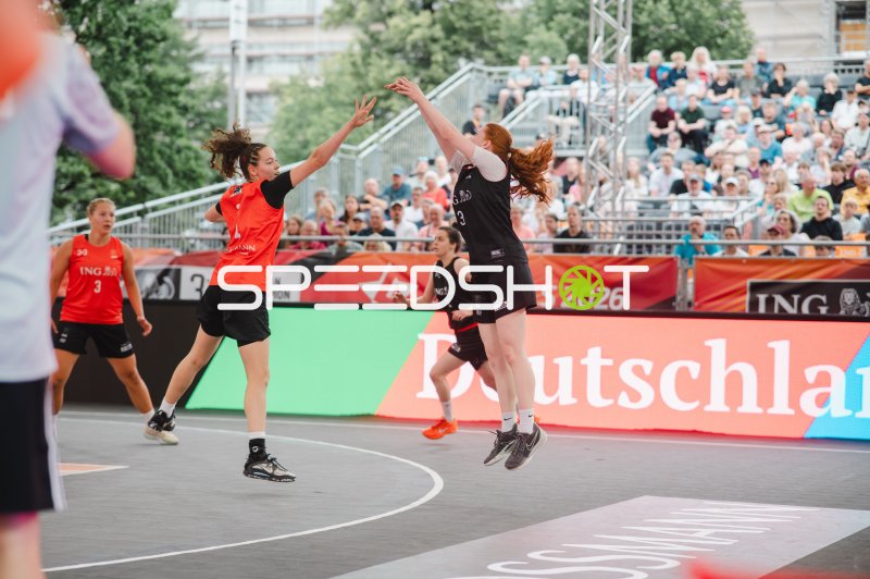 Leonie Pfanzelt (#3; Deutschland) blockt beim 3x3-Basketball in Brno