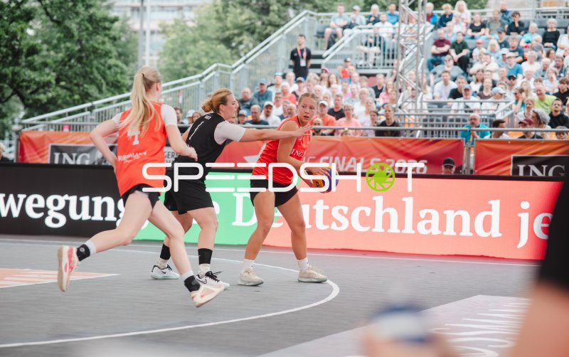 Zweikampf zwischen Deutschland und Australia beim 3x3-Basketball