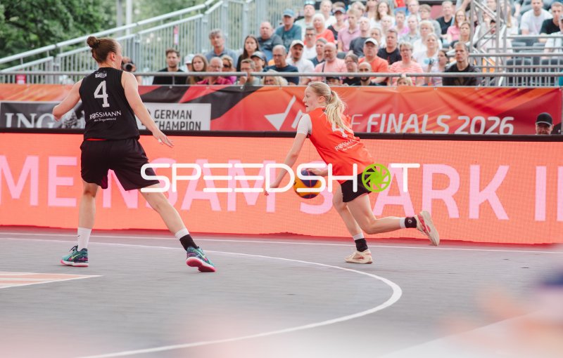 Jay Sebasio (#4; Australia) im Zweikampf gegen Deutschland