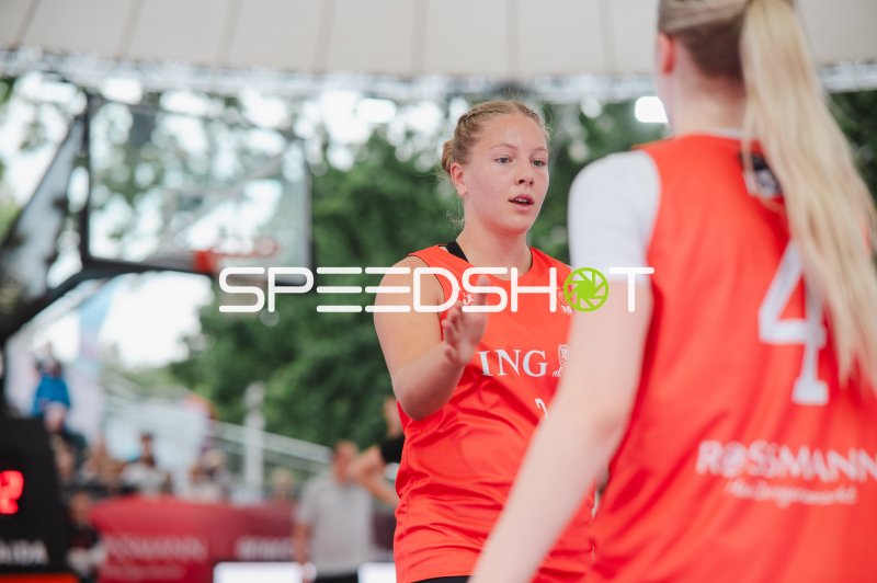 Australia-Spielerin im Gespräch mit Teamkollegin beim 3x3-Basketball