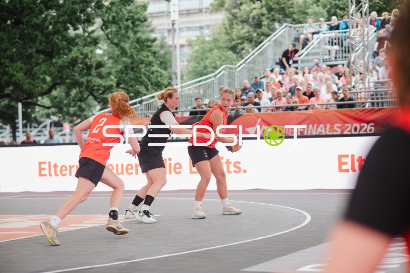 3x3-Basketball: Deutschland gegen Australia im Zweikampf um den Ball