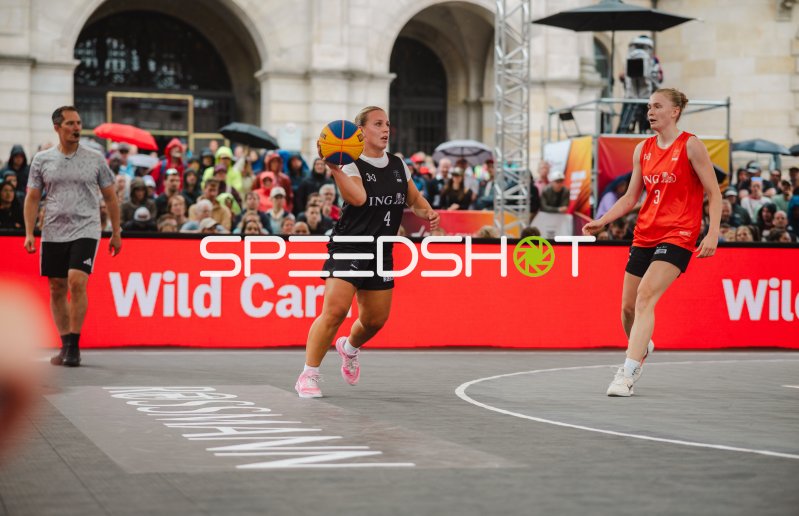 3x3-Basketball: Spielerin (#4; Deutschland) mit Ball gegen Australia