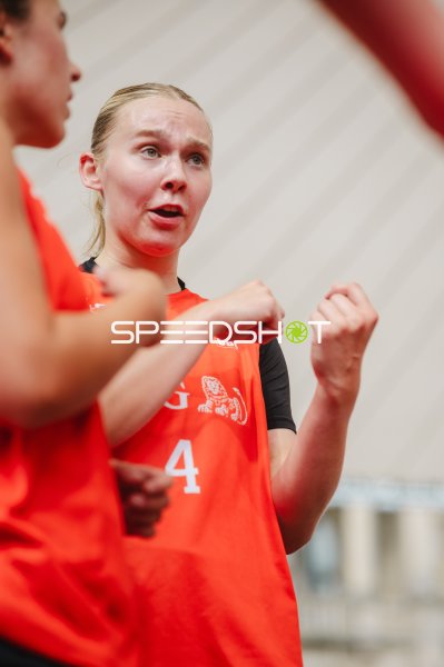 Jay Sebasio (#4; Australia) feuert ihr Team an