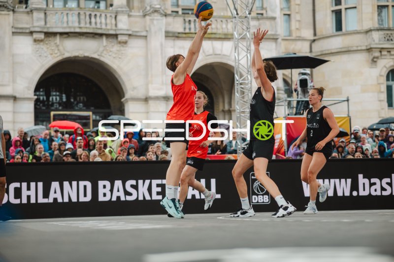 Australia-Spielerin beim Sprungwurf gegen Deutschland im 3x3-Basketball