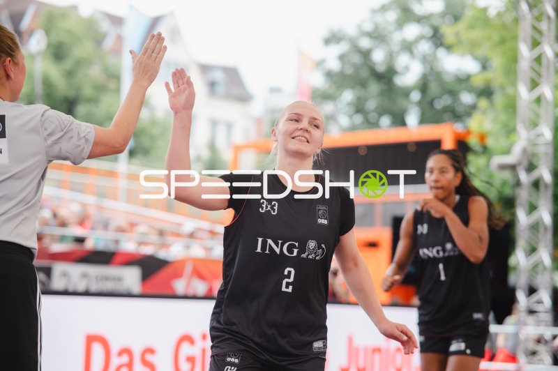 3x3-Basketball: Deutschland-Spielerin (#2) beim High-Five-Jubel