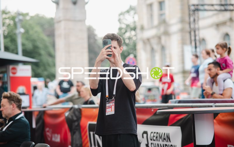 Akkreditierter Besucher fotografiert mit Smartphone beim Event