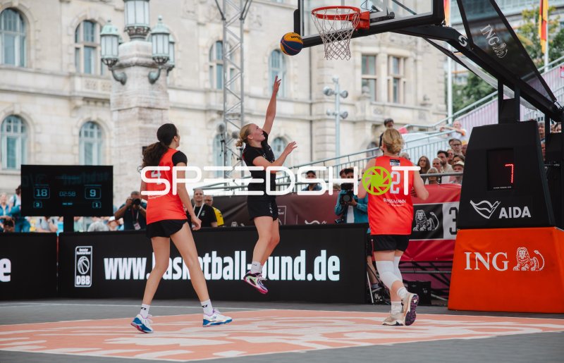 Deutschland-Spielerin beim Layup gegen Australia im 3x3-Basketball
