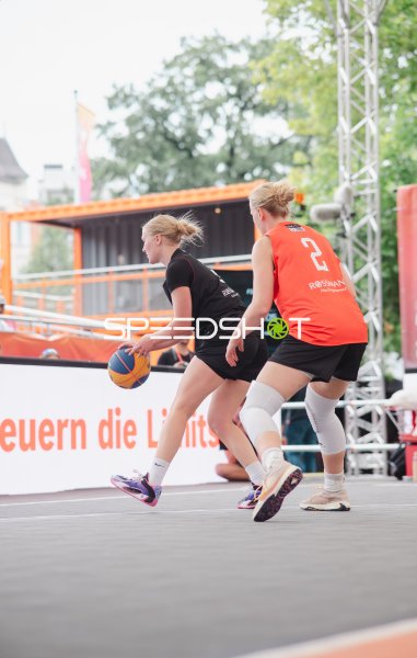 Deutschland-Spielerin im Dribbling gegen Australia beim 3x3-Basketball