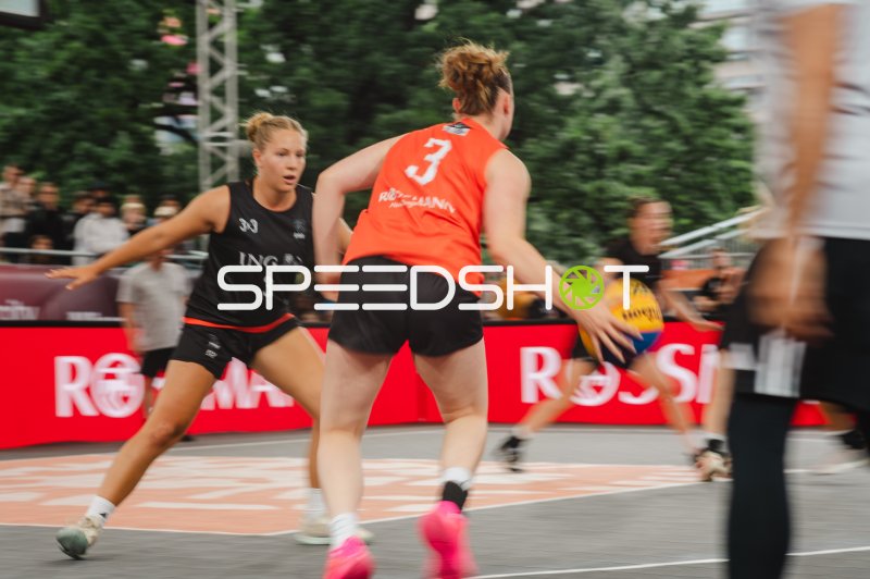 Zweikampf zwischen Deutschland und Australia beim 3x3-Basketball in Brno