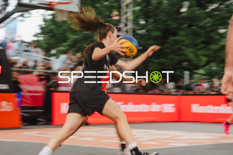 Deutschland-Spielerin im dynamischen Ballkontakt beim 3x3-Basketball