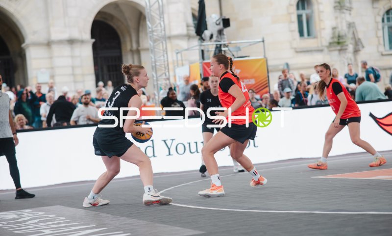 Leonie Pfanzelt (#3; Deutschland) im Zweikampf gegen Australia