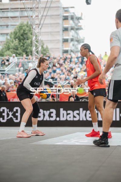 Amelie Mbah (#1; Deutschland) im Dribbling gegen Australia
