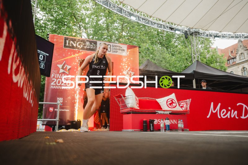 Spielerin (#2; Deutschland) läuft bei Einlauf mit Pyroshow ein