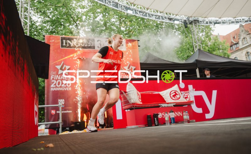 Jay Sebasio (#4; Australia) läuft bei Einlauf mit Pyroshow ein
