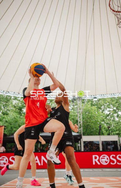 Jay Sebasio (#4; Australia) beim Korbwurf gegen Deutschland
