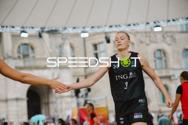 Leonie Pfanzelt (#3; Deutschland) beim High-Five im 3x3-Basketball