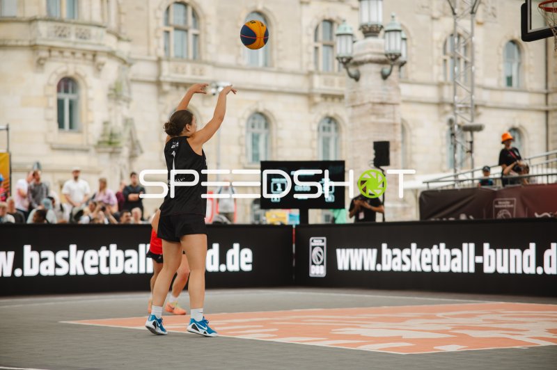 Amelie Mbah (#1; Deutschland) beim Wurf im 3x3-Basketball