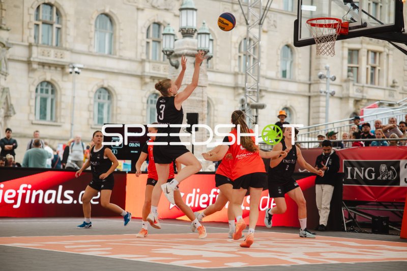 Leonie Pfanzelt (#3; Deutschland) beim Korbwurf gegen Australia