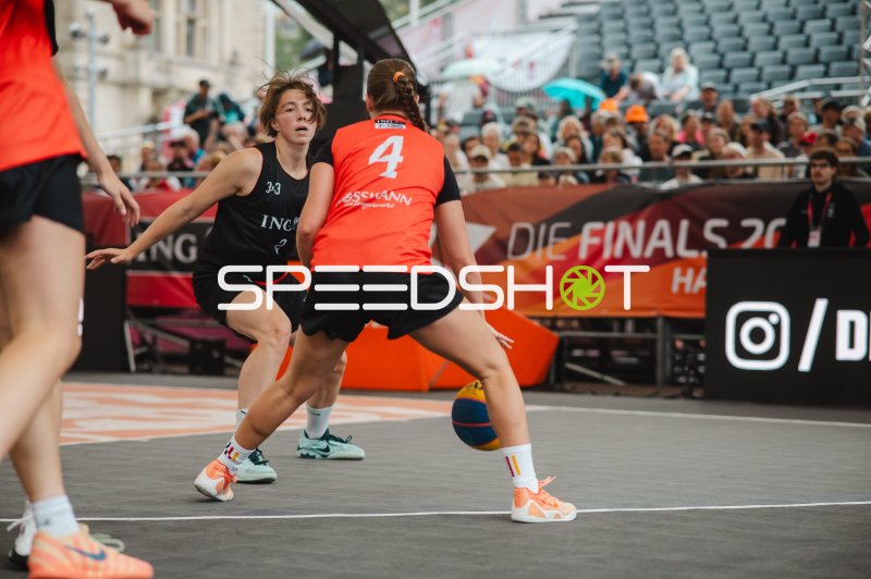 Jay Sebasio (#4; Australia) im Eins-gegen-Eins gegen Deutschland