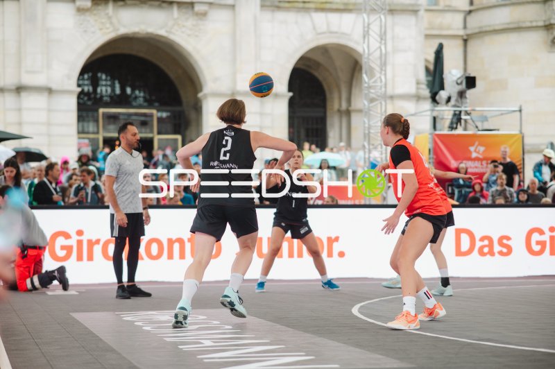 Leni Schramm-Bunni (#2; Deutschland) im Angriff beim 3x3-Basketball