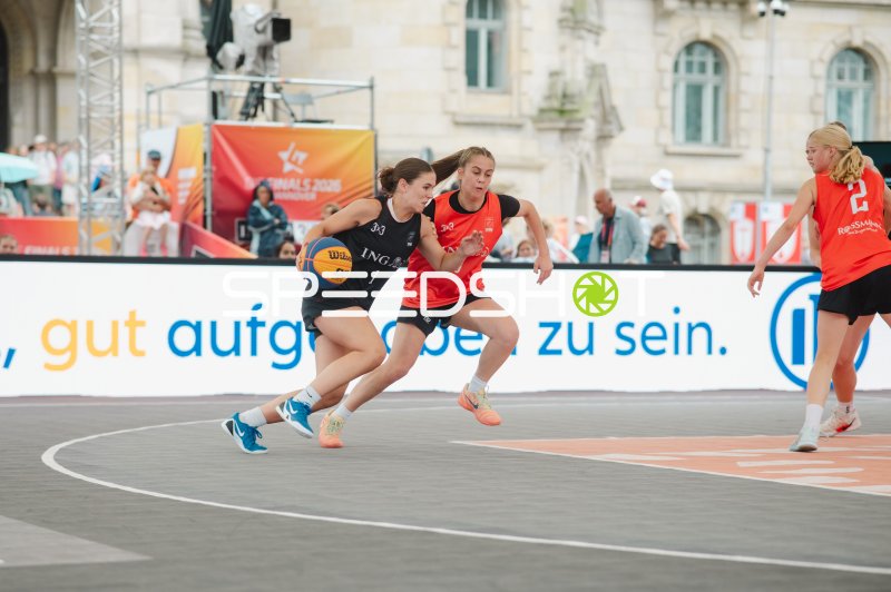 Amelie Mbah (#1; Deutschland) im Zweikampf beim 3x3-Basketball