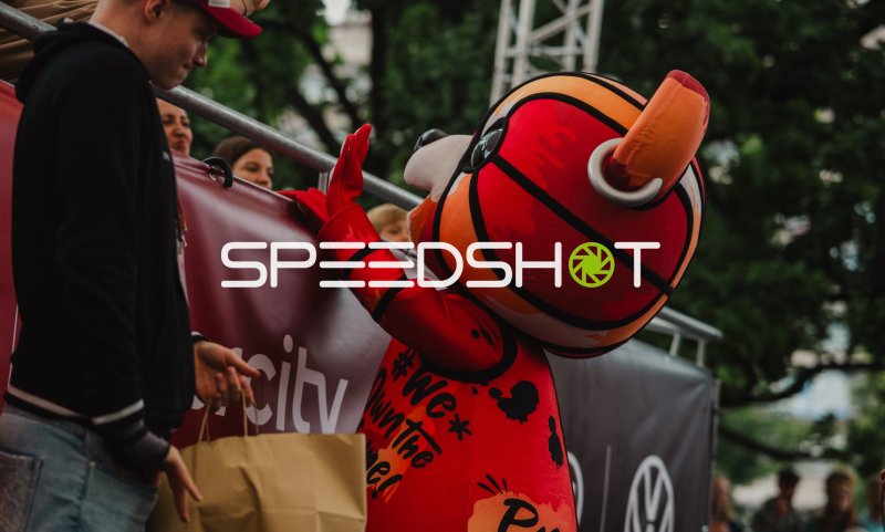 Maskottchen interagiert mit Fans bei Handball-Event in Brno