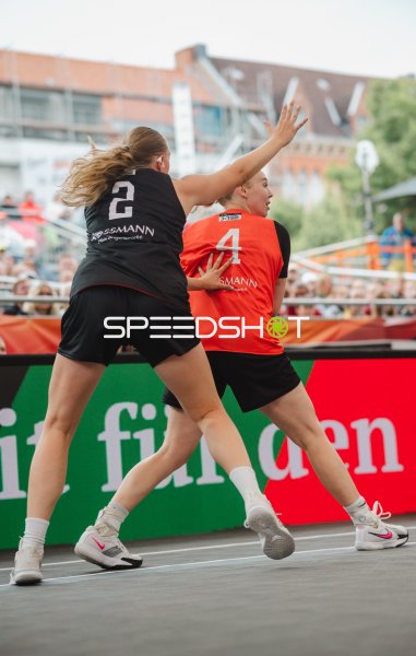 Jay Sebasio (#4; Australia) im Zweikampf gegen Deutschland