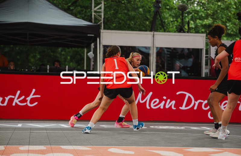 Jay Sebasio (#4; Australia) im Zweikampf gegen Deutschland