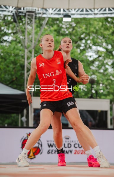 Leonie Pfanzelt (#3; Deutschland) im Zweikampf beim 3x3 Basketball World Cup