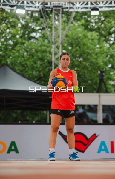 Spielerin von Australia mit Ball beim 3x3-Basketball in Brno