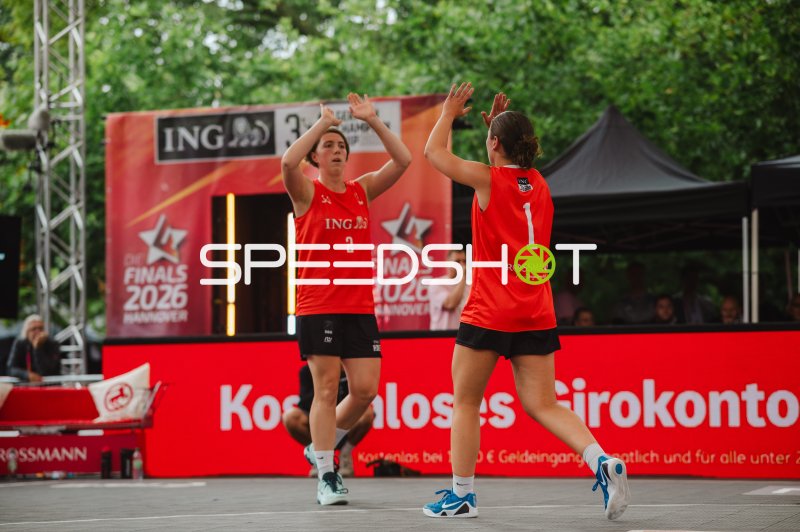 3x3-Basketball: Zwei Spielerinnen feiern mit High-Five
