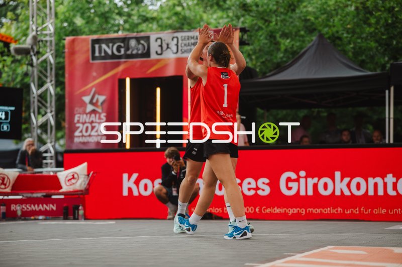Jubel beim 3x3 Basketball: Spielerin (#1) und Teamkollegin feiern gemeinsam