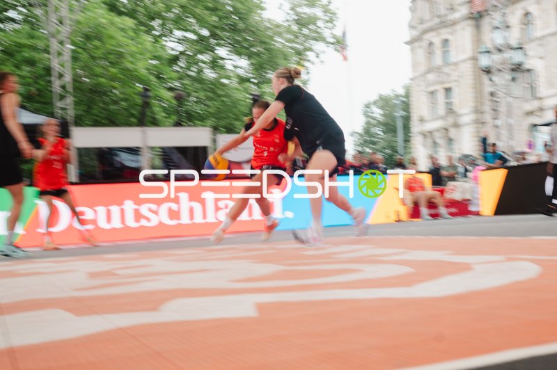 Zweikampf zwischen Deutschland und Australia beim 3x3-Basketball