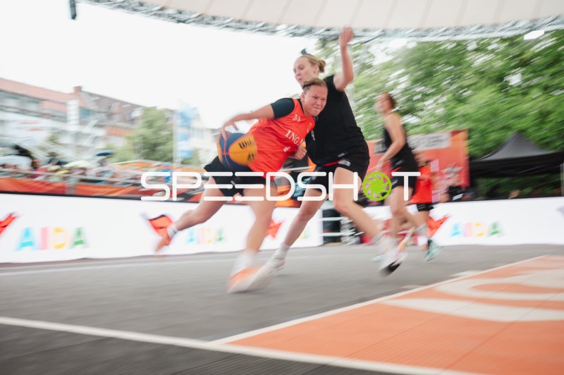 Zweikampf zwischen Australia und Deutschland beim 3x3-Basketball in Brno