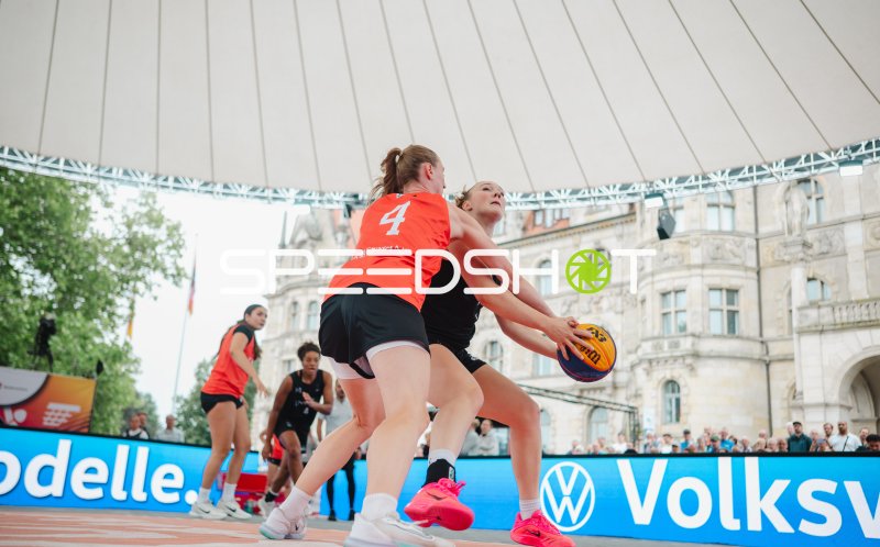 Jay Sebasio (#4; Australia) im Zweikampf beim 3x3-Basketball