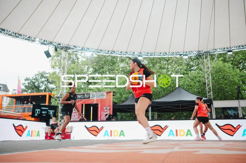 Amelie Mbah (#1; Deutschland) mit Ball im 3x3-Basketball-Match