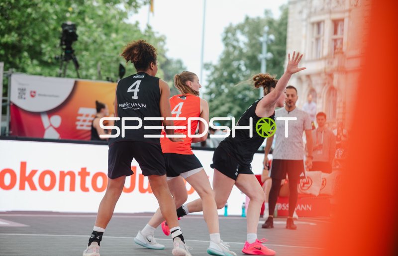 Jay Sebasio (#4; Australia) im Zweikampf gegen Deutschland