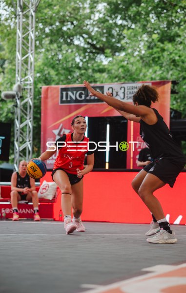 Leonie Pfanzelt (#3; Deutschland) im Eins-gegen-Eins gegen Australia